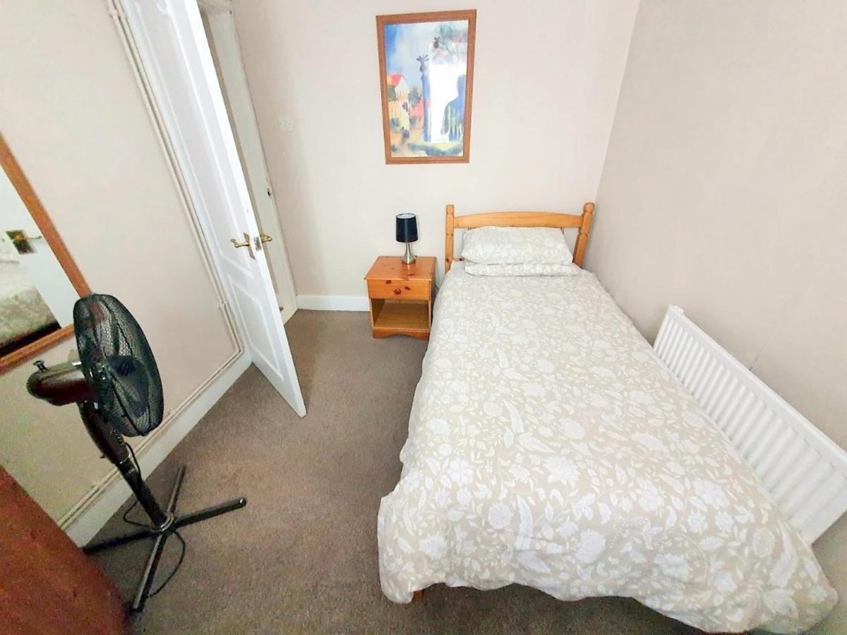Wentworth With 2 Bedrooms, Superfast Wi-fi And Parking Apartment *
