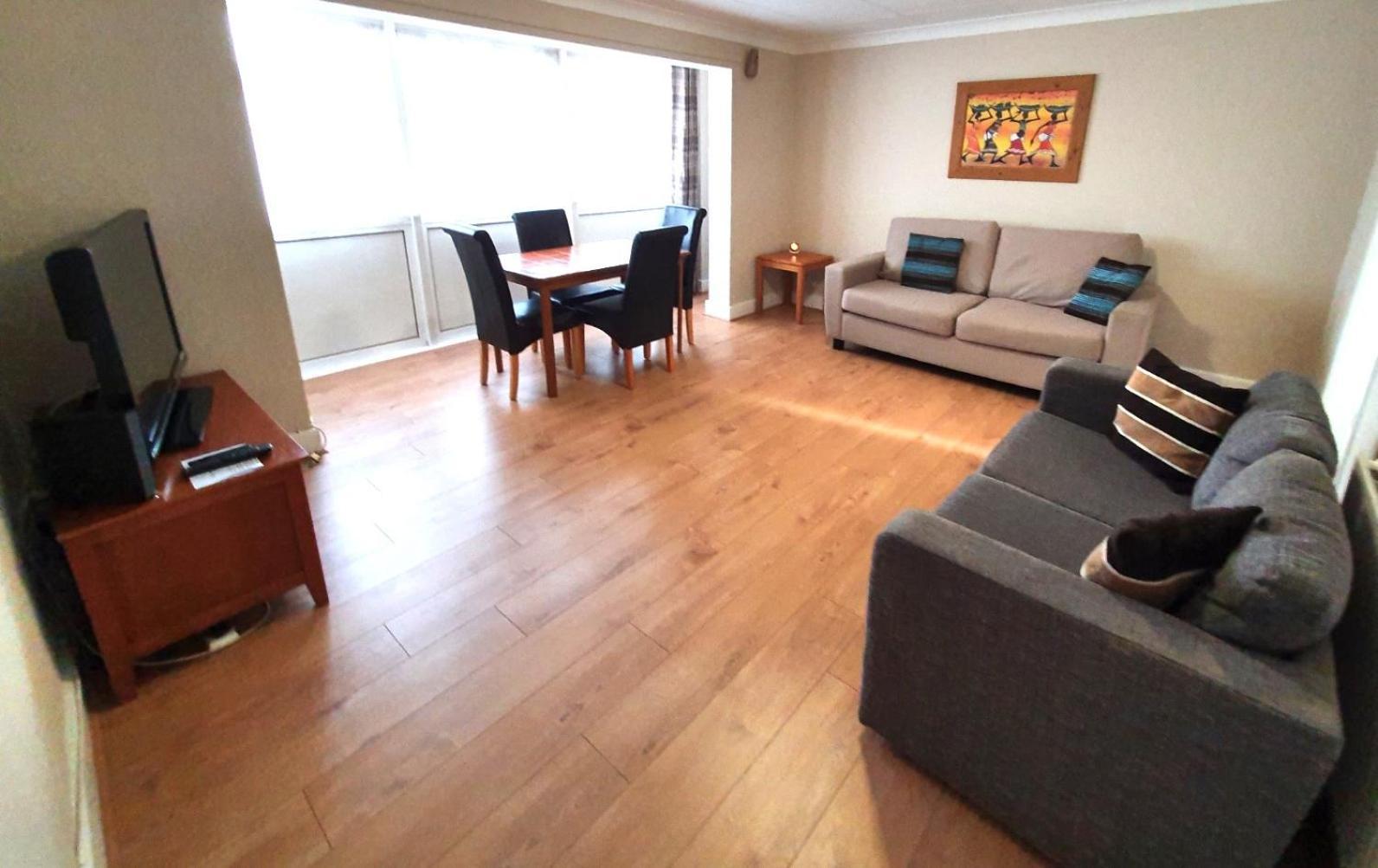 Apartment Wentworth With 2 Bedrooms, Superfast Wi-fi And Parking *